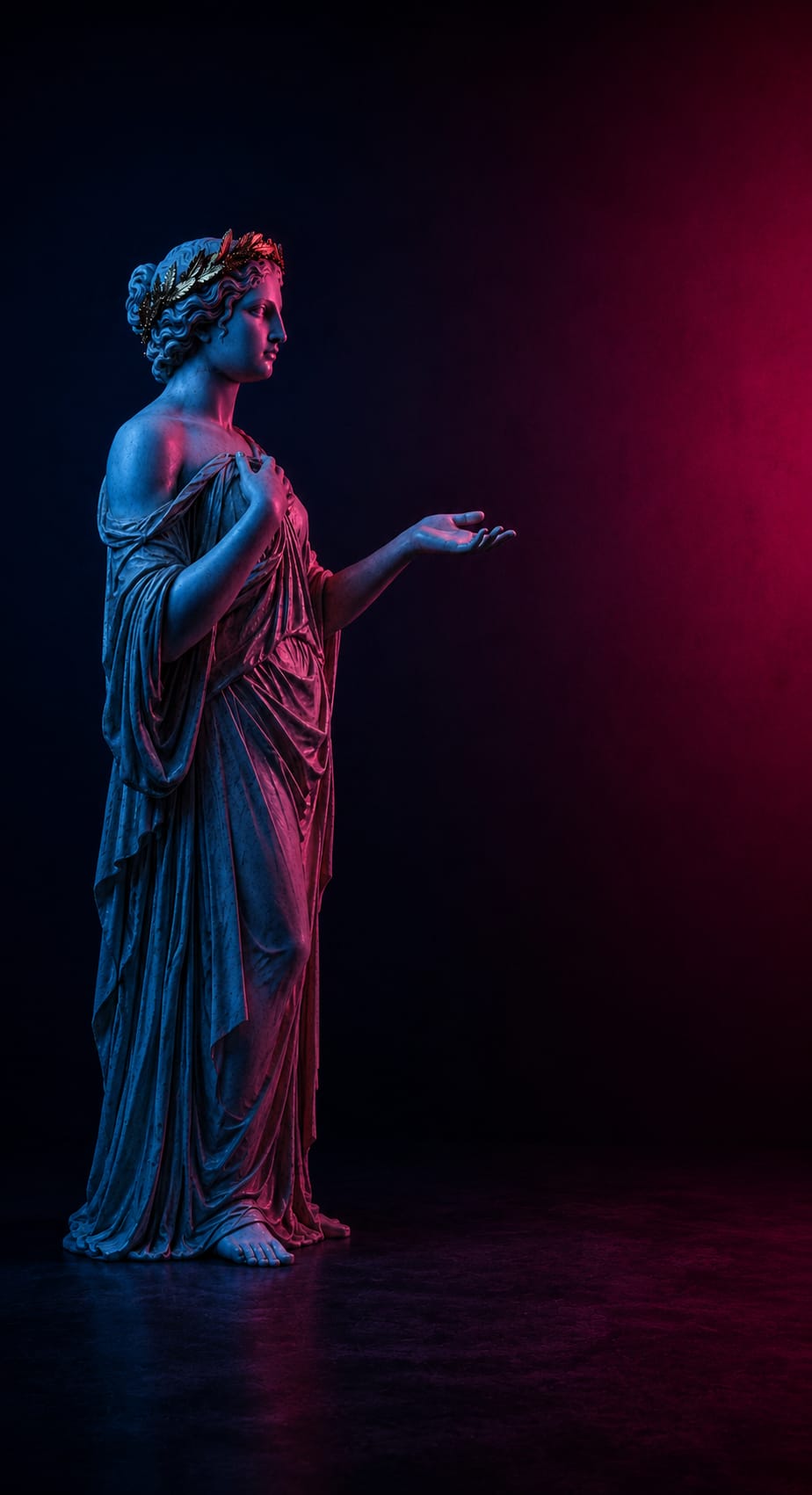 Statue antique de profil, la main tendue en signe d’accueil