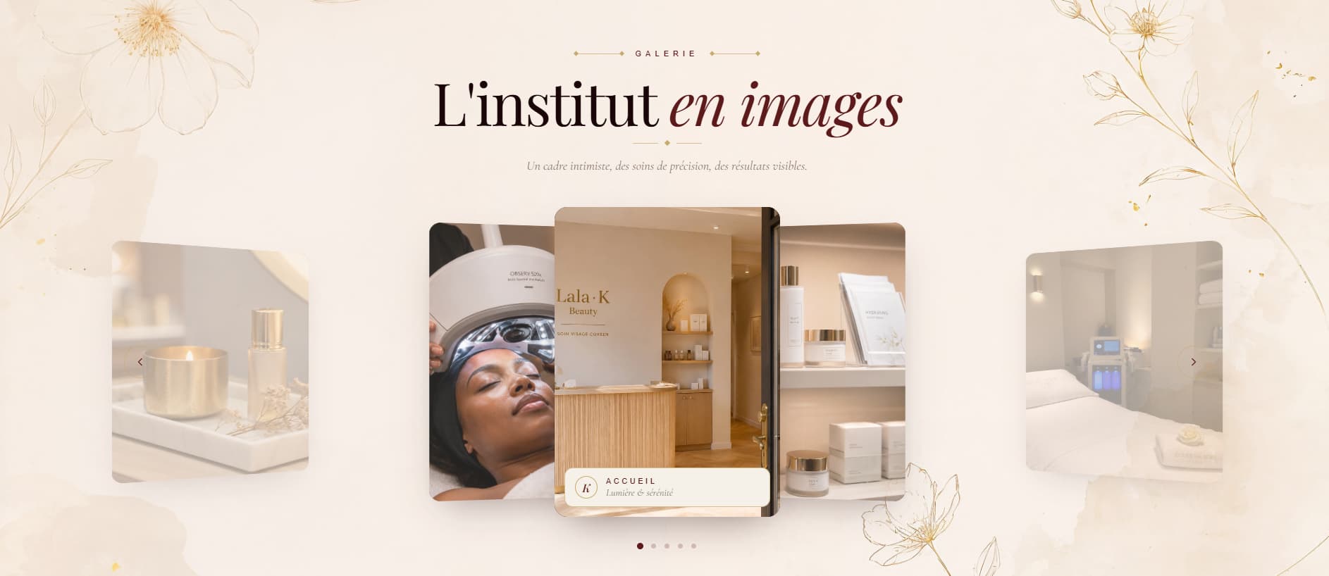 Section galerie du site Lala·K Beauty : titre serif « L'institut en images » sur fond crème, cartes photos inclinées en 3D montrant l'institut, motifs floraux dorés