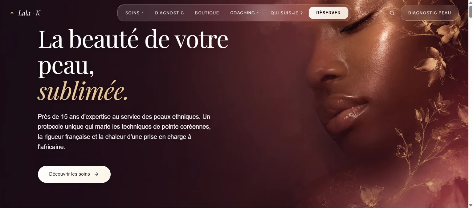 Hero du site Lala·K Beauty en ligne : « La beauté de votre peau, sublimée. » en serif, portrait sur fond bordeaux aux motifs floraux dorés