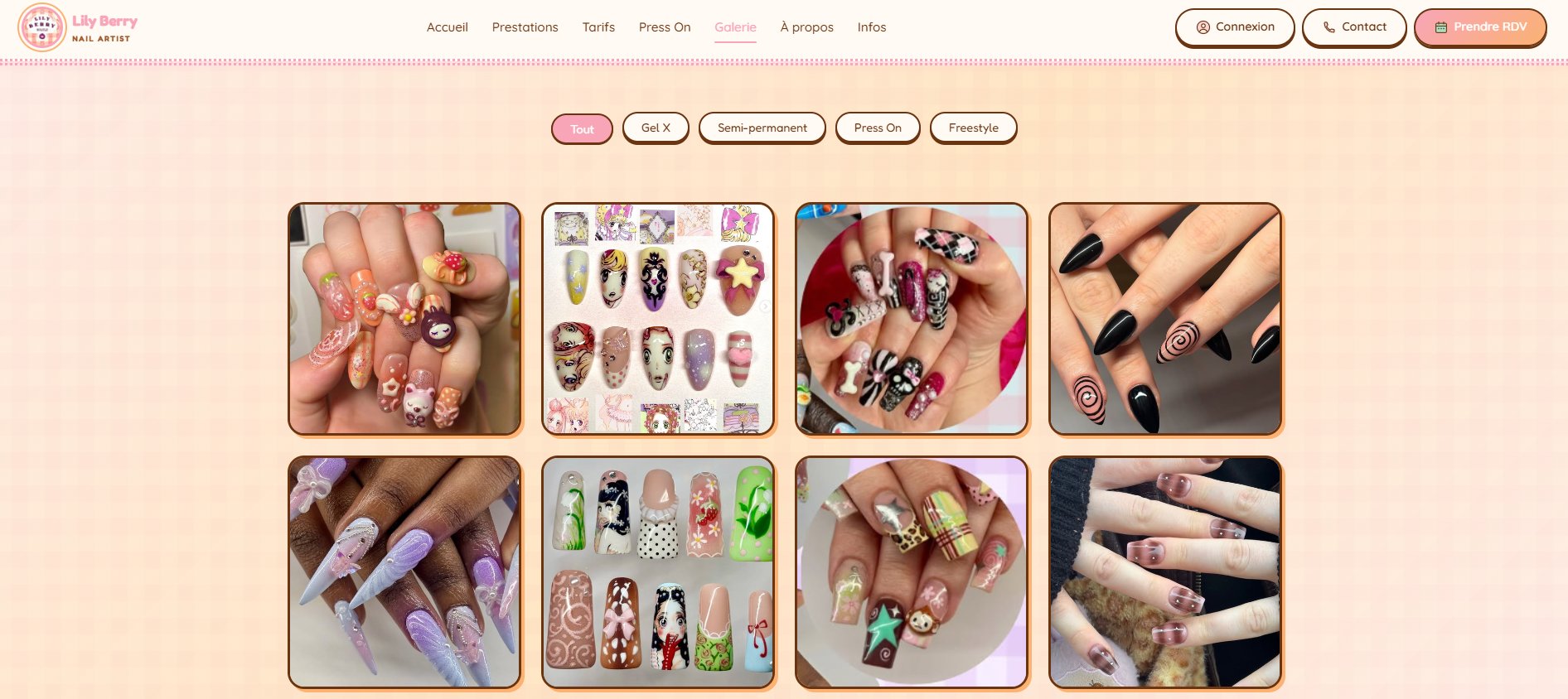 Galerie de nail art du site Lily Berry : grille de photos aux coins arrondis sur fond rose pastel, avec filtres Gel X, Semi-permanent, Press On et Freestyle